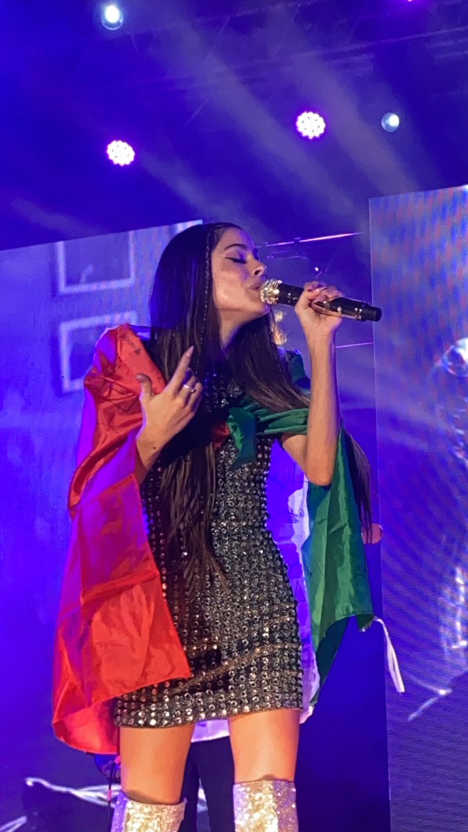Tinimirealidad's tweet photo. POR DIOS @TiniStoessel https://t.co/qbjEZDTs76
