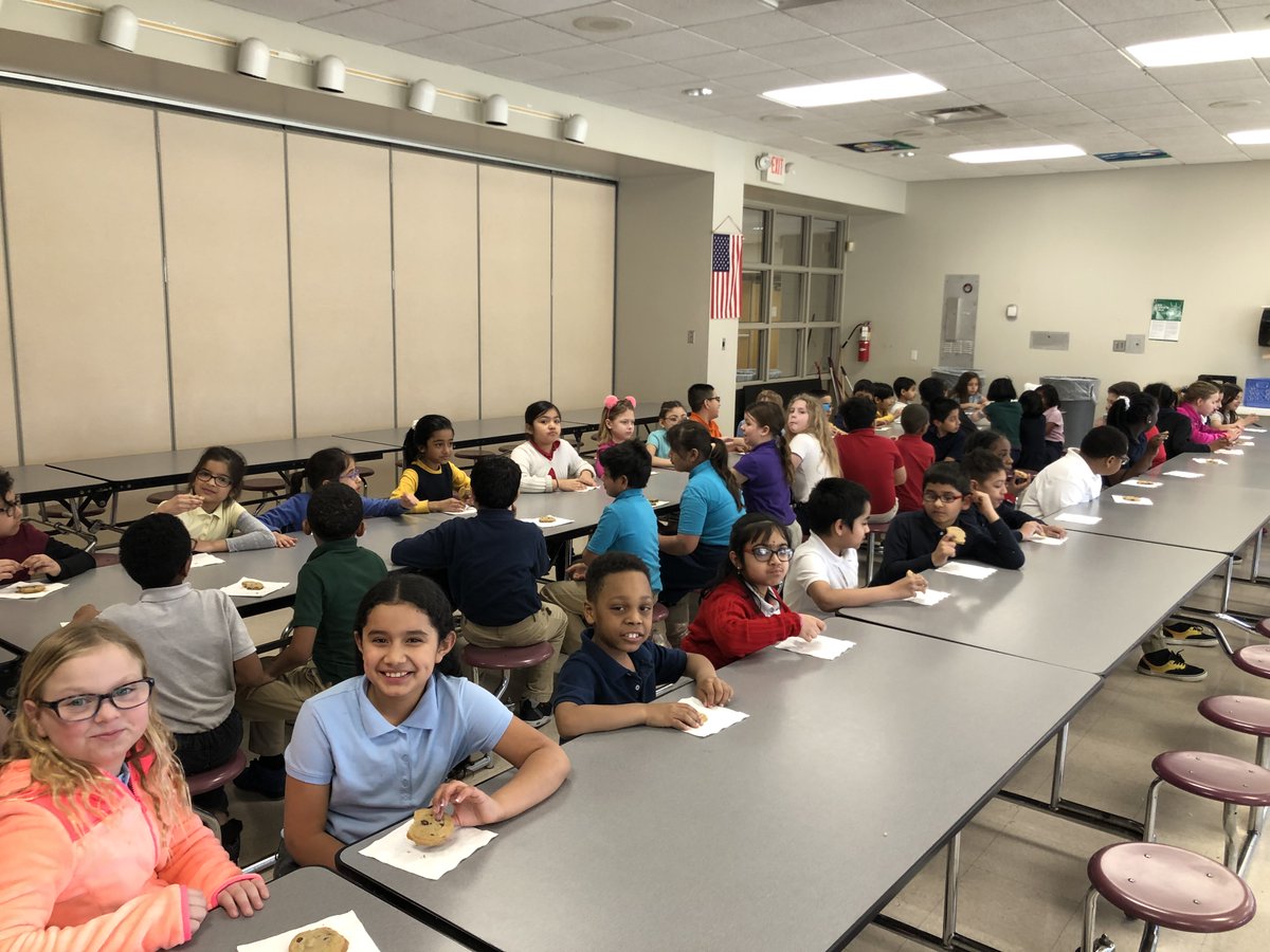 Douglasmac_Elem's tweet photo. Congratulations to bus 1350 for being THE BUS OF THE MONTH @Douglasmac_Elem!  A big thank you to Bubba's 33 for providing cookies to our students. 
#busofthemonth     #Generals https://t.co/vz2N587OZL