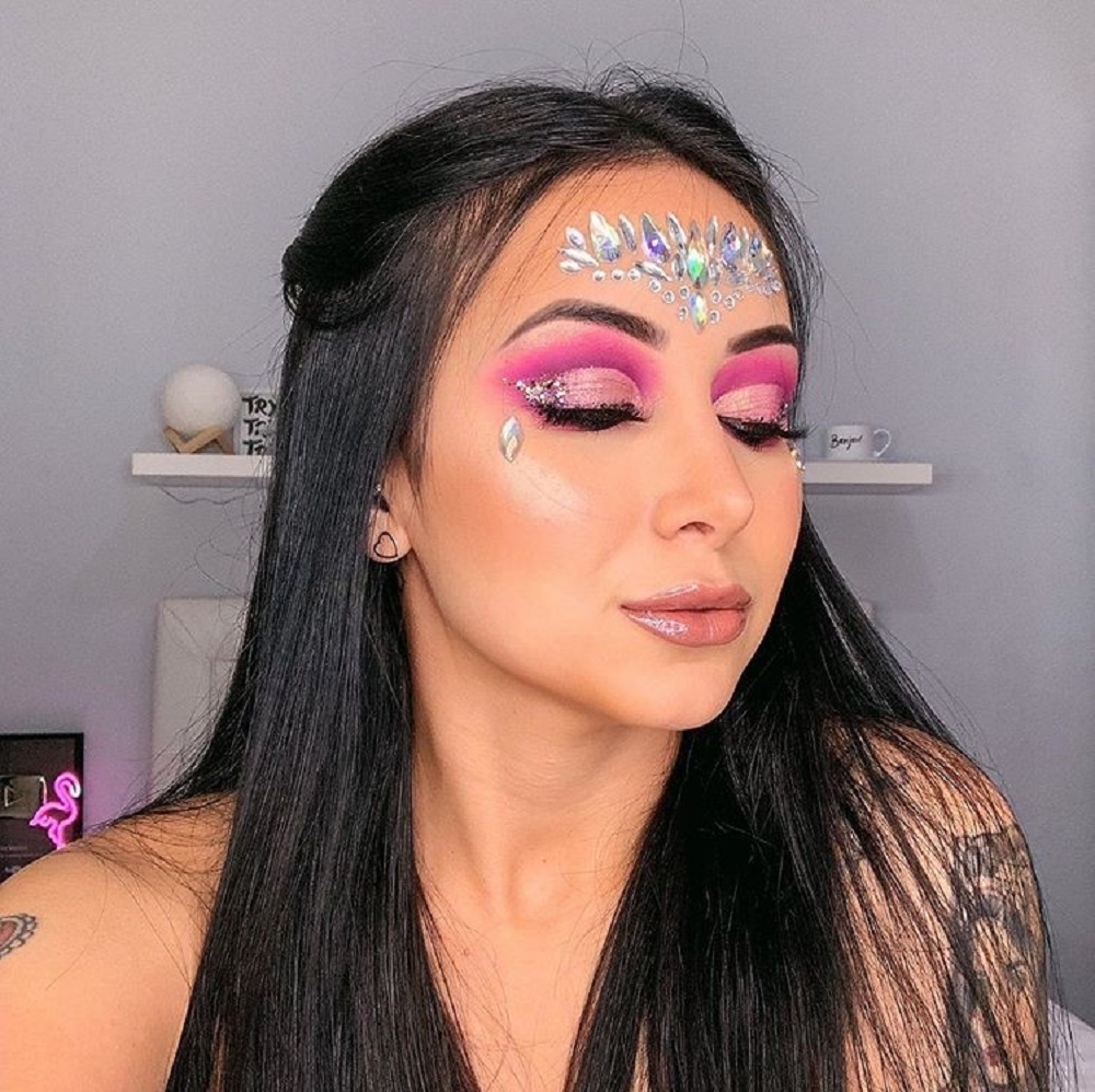Raczum's tweet photo. Tem gente ainda sem maquiagem ok para brotar nos bloquinhos? Então segura esse combo de inspirações de make de carnaval para você resolver logo essa pendência e curtir a folia bem plena.💃✨
  
Confira mais dicas na plataforma https://t.co/G92Q8zeiSw https://t.co/8zRcUkWrVz