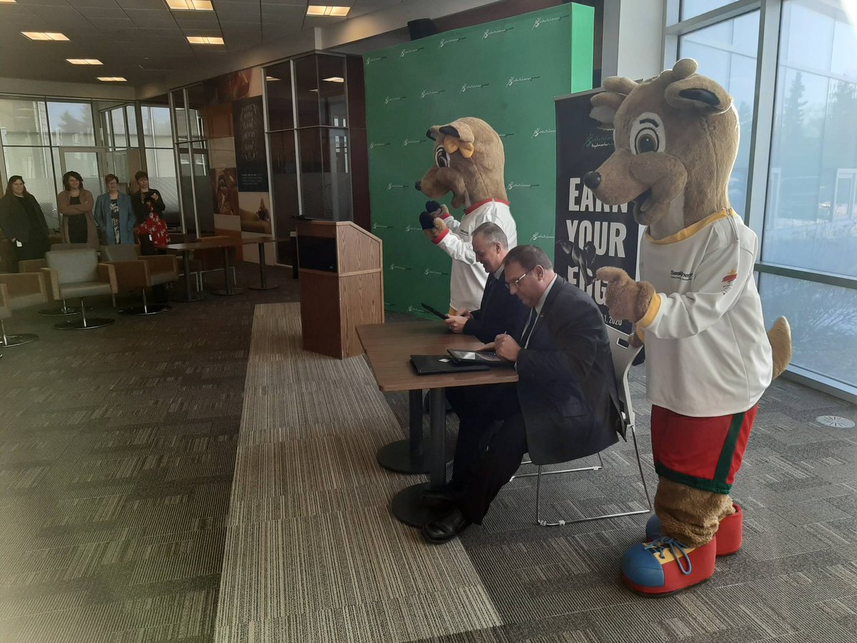 Big announcement at the Synergy Centre today! CEO Glenn Stang and Mayor Gerald Aalbers kicking off volunteer registration for the 2020 Sask. Summer Games!
