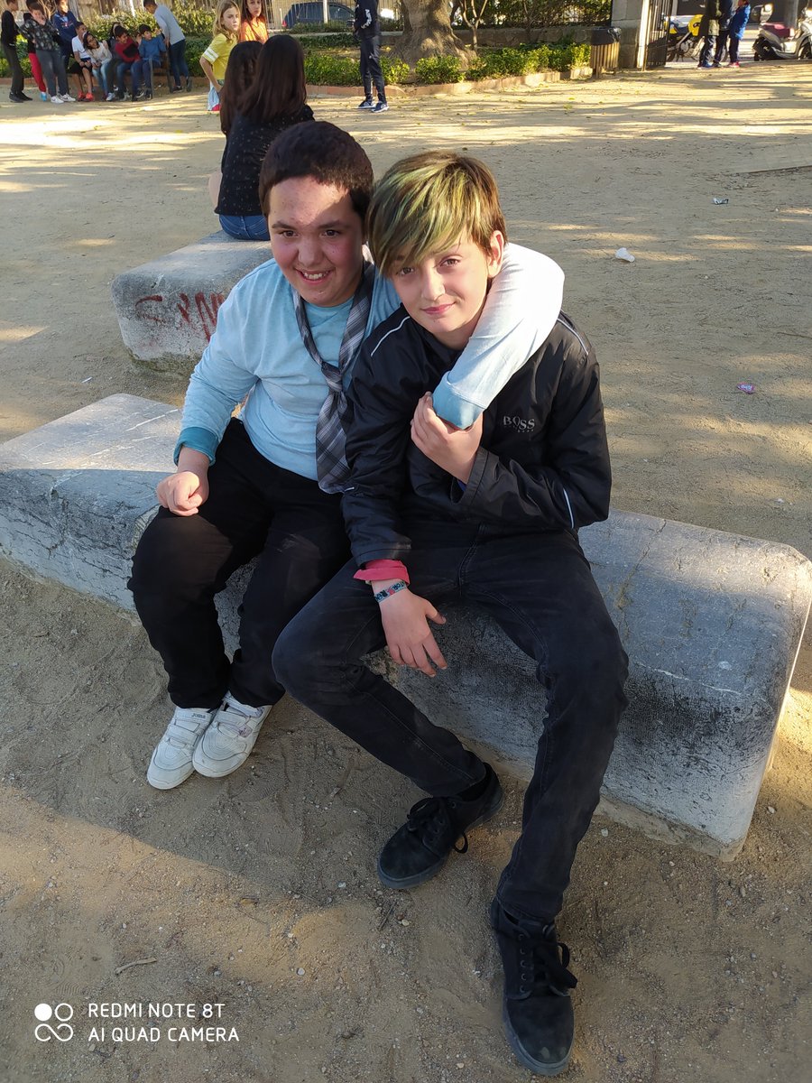 EscolaSaavedra's tweet photo. Mestres i alumnes compartim  jocs i berenar amb botifarra d’ou  al parc Saavedra. Quina sort tenir el parc al costat!! @AspergerCat #jocsinclusius @patisactius @EscolaInclusiva @FundacioBofill https://t.co/CcpzSDneWW