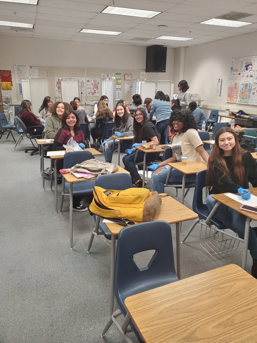DrTechCenter's tweet photo. Legacy HS medical assistant students learning urinalysis #CTE #medicalassisting #drtech #legacy https://t.co/5gkN3GdeBQ