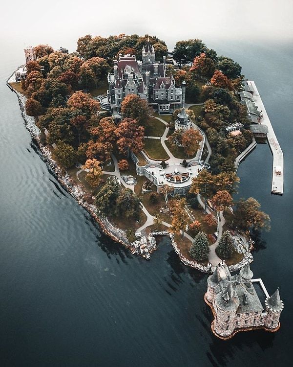 GhostandTourCo's tweet photo. A stunning view of #BoldtCastle in #AlexandriaBay, #NY! Construction began in 1900 for millionaire George Boldt as a gift for his wife. Sadly, Louise Boldt died in 1904, and the #Castle was abandoned for over 70 years! Today it welcomes over 200k visitors annually. #1000Islands https://t.co/5ZY0DWGw2K