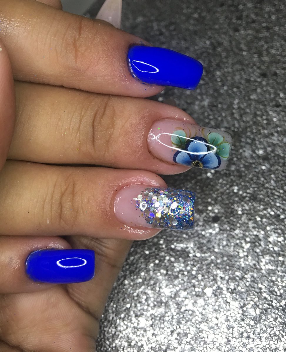 icnailsdesigner's tweet photo. As simples, sempre encantam. Dupla de lindeza 😍✨ #Blue #Red #NailsDesigner #Encapsuladas #Acrigel #Filhaunica #Delicadas!!! 💙❤️ https://t.co/zWMXbiPJho
