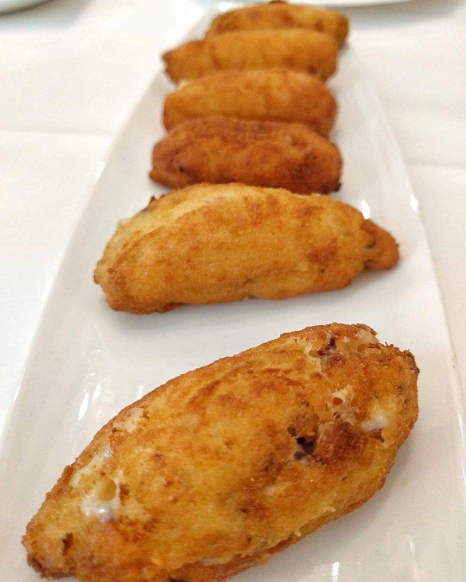 ElAstorgano_'s tweet photo. ¿Qué toca los jueves? Correcto. Croqueteo astorgano! Y esta semana, con una de nuestras más aromáticas en oferta a 1€ la unidad:

#Croqueta de #boletus 

#odaaunacroqueta https://t.co/pz2cwLoBcr