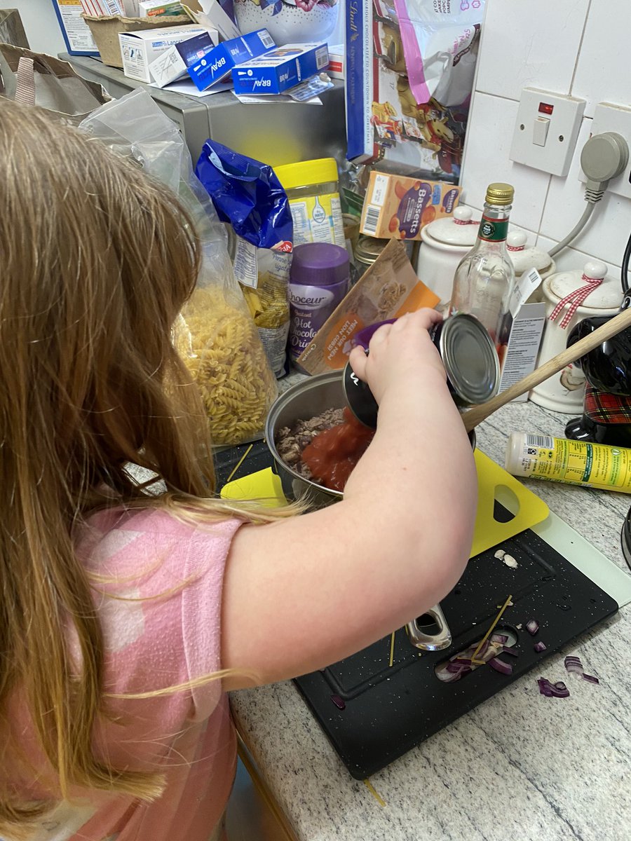 Samanth59508418's tweet photo. Lola chose to make Pasta Bolognese for her #makeorbake cooking challenge. Absolutely delicious, followed by some homemade cakes. Great job Lola you can do the cooking from now on! @G_M_P_SClassRRD @G_M_P_S https://t.co/bhJ9vKwJJ9