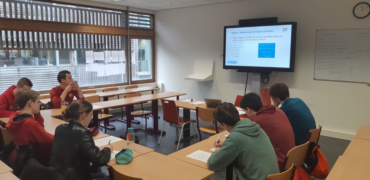 RemconS's tweet photo. Les geven aan een groep potentiele studenten voor de opleiding Werktuigbouwkunde, ze inspireren om te starten bij de mooiste opleiding van @HU_Utrecht #HUIDE https://t.co/TCLAnUtiDj