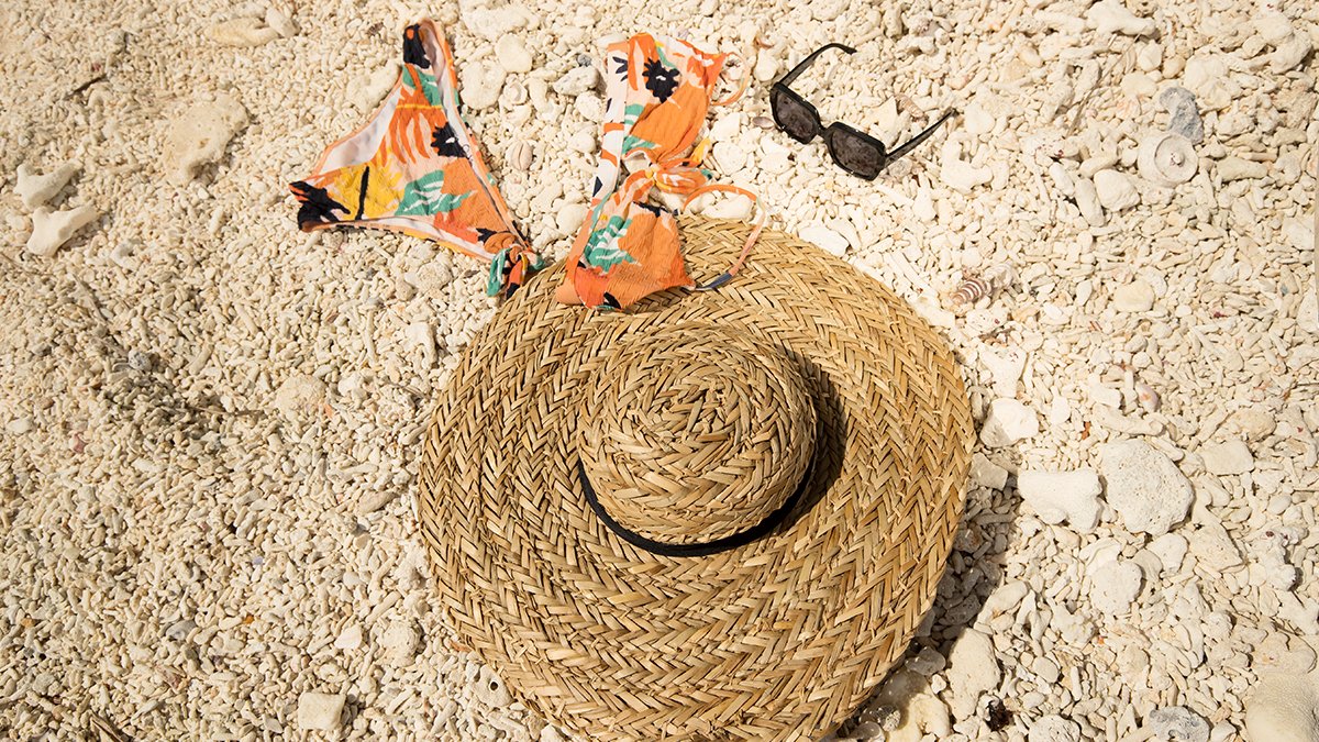 El outfit esencial de un día soleado en la isla. 👙🌊 #MakeWavesMoveMountains #Surfallday