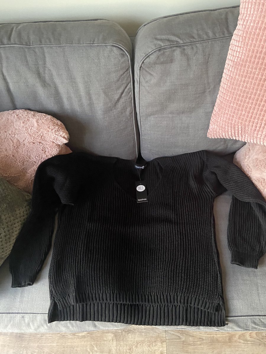 elliecoops22's tweet photo. When you order the jacket in the first photo (size 8) and the jumper (M/L) in the second photo is what you receive 🤬@boohoo @boohoo_cshelp That’s 2/2 purchases gone wrong this week 🙄 https://t.co/VIE8KUwadg