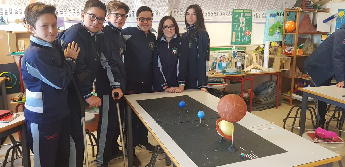 OratorioFestivo's tweet photo. Nuestros alumnos de Secundaria nos muestran las maquetas a escala que han realizado sobre el ADN y el Sistema Solar #proyectosinterdisciplinarios #trabajoporproyectos #tallerescreativos #proyectosofia https://t.co/3CVN87sFf5