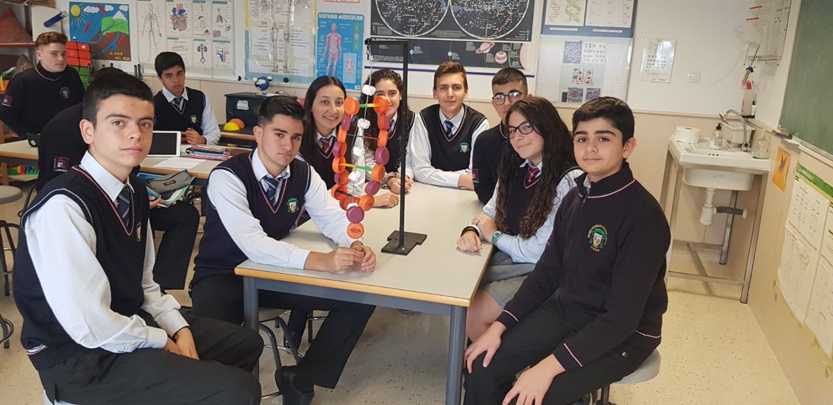 OratorioFestivo's tweet photo. Nuestros alumnos de Secundaria nos muestran las maquetas a escala que han realizado sobre el ADN y el Sistema Solar #proyectosinterdisciplinarios #trabajoporproyectos #tallerescreativos #proyectosofia https://t.co/3CVN87sFf5