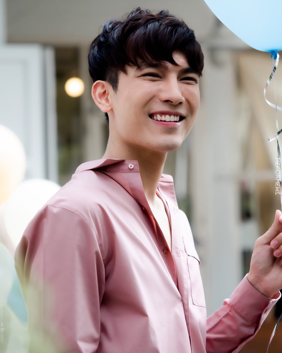 MeforMews's tweet photo. สุขสันต์วันเกิดนะค้าบเฮีย
นุ่นขอให้เฮียมีรอยยิ้ม มีเสียงหัวเราะในทุกๆวัน ถ้าเหนื่อยๆไม่สบายใจอะไรก็บ่นให้พวกเราฟังได้ พวกเราคือครอบครัวเดียวกันนะ ขอให้เฮียแข็งแรง ไม่เจ็บป่วยง่ายอีกแล้ว และขอให้มีคนรักเฮียเพิ่มขึ้นทุกวัน ชาวมิวเลี่ยนจะอยู่ข้างๆเฮียเสมอ 💛 
#HappyMewSuppasitDay https://t.co/XswuZhJmGZ