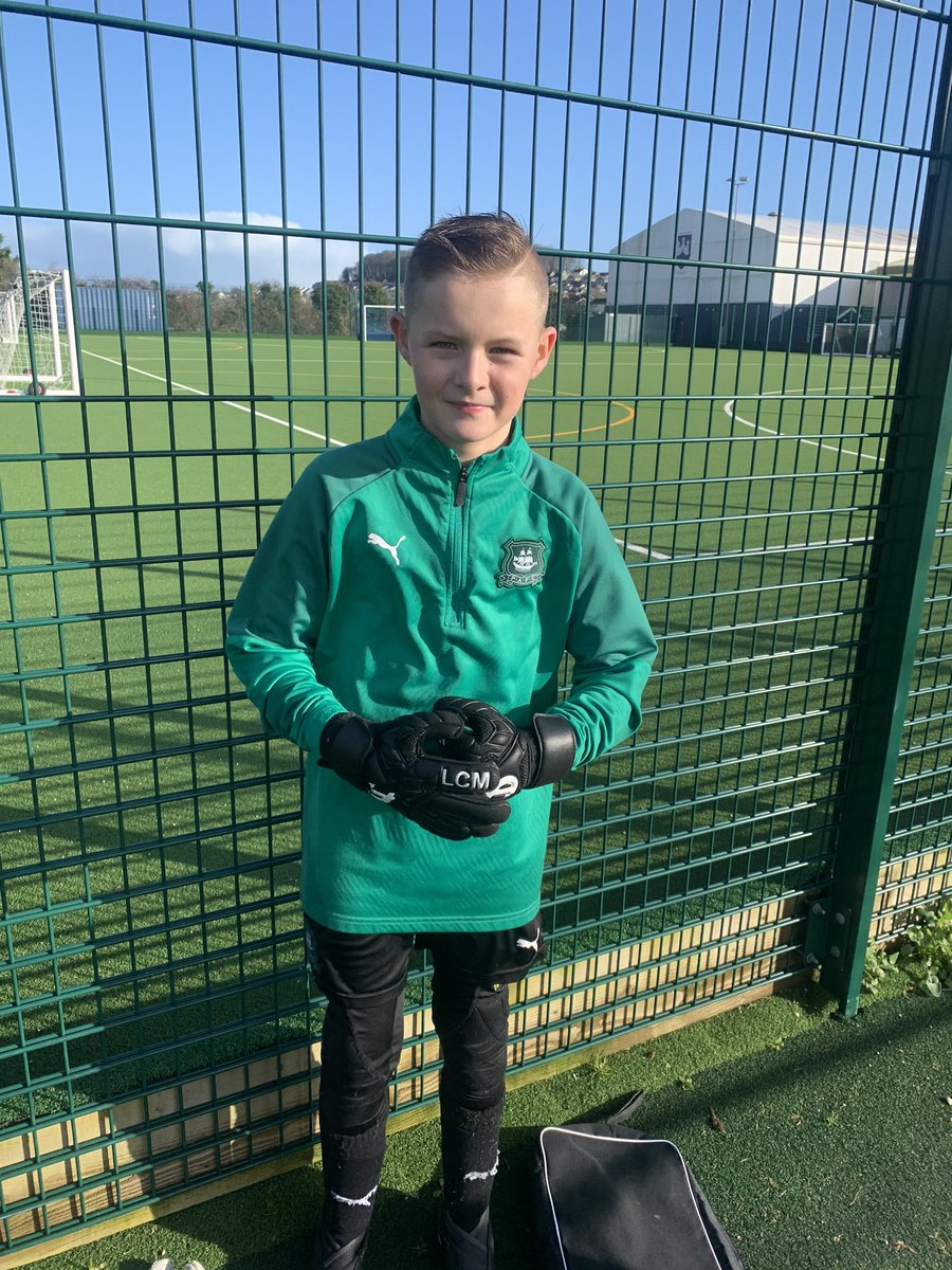 Leanne_Howarth's tweet photo. Loved training today 😃 he even scored a header from a corner kick 🔥 plus loved the bundle after 😂😂 @PAFCAcademy @Defiancegloves #defiancegloves #goalkeeper #gkgloves #sponsoredbydefiance #pafc #argyle #youngkeeper #sweeperkeeper #fun #smiles https://t.co/nayEcuKXID
