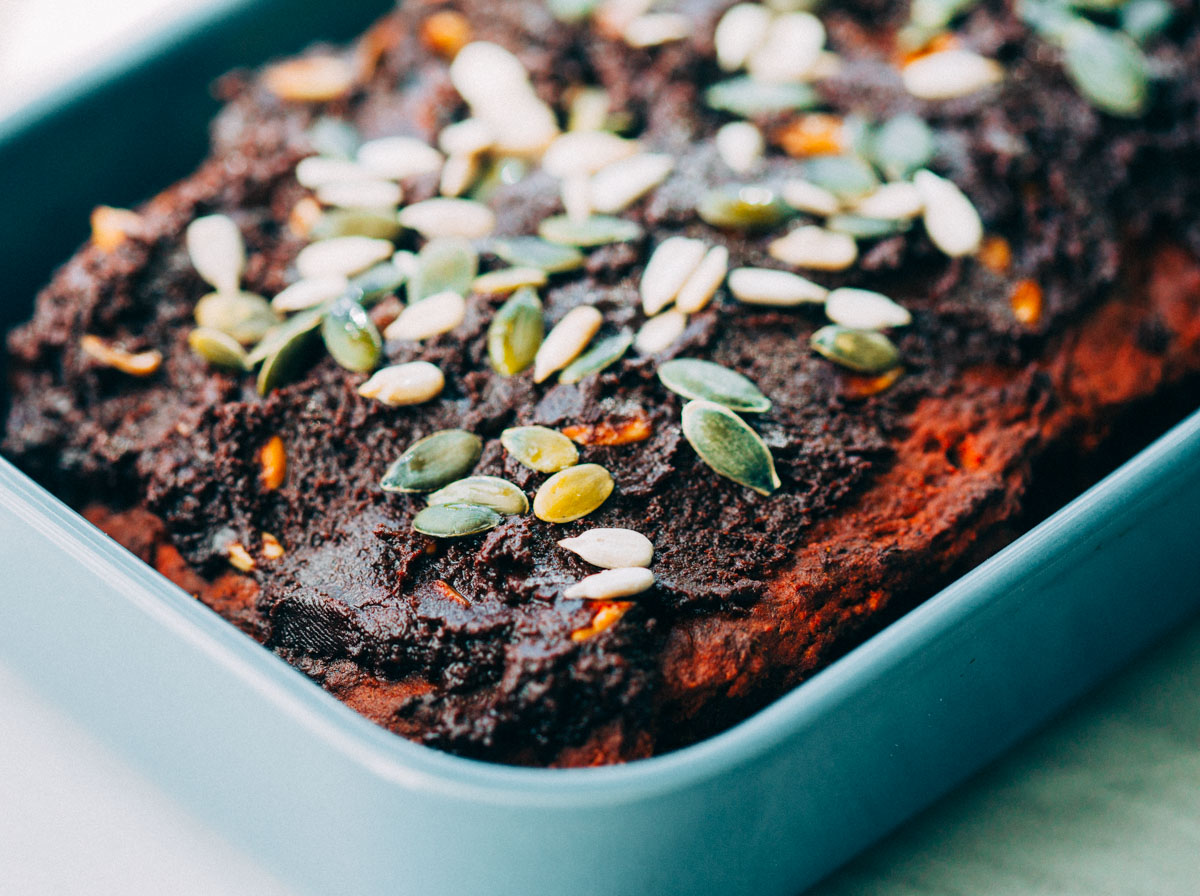 veggie_boogie's tweet photo. ¿Quién quiere un trocito de este bizcocho de remolacha y chocolate para merendar? La receta está en el blog, corre a verla que se acaba! https://t.co/3dP9RiXhDb https://t.co/Z7rBk5pgOC