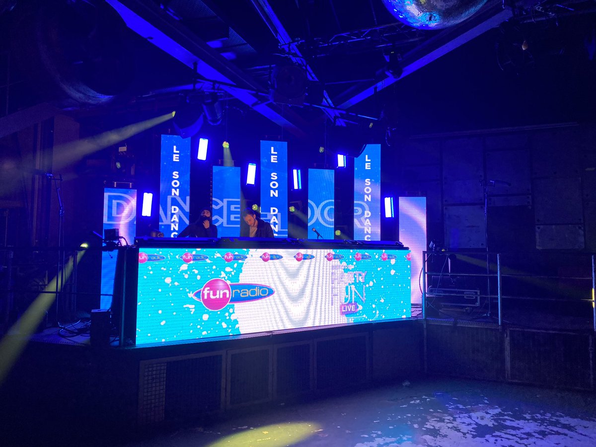 funradio_fr's tweet photo. 😍 Rendez-vous quelques instants pour le #PartyFunLive en direct de Lyon ! On vous fais vivre la soirée en direct sur les réseaux sociaux de Fun Radio 💙 https://t.co/gxBxcva1MV