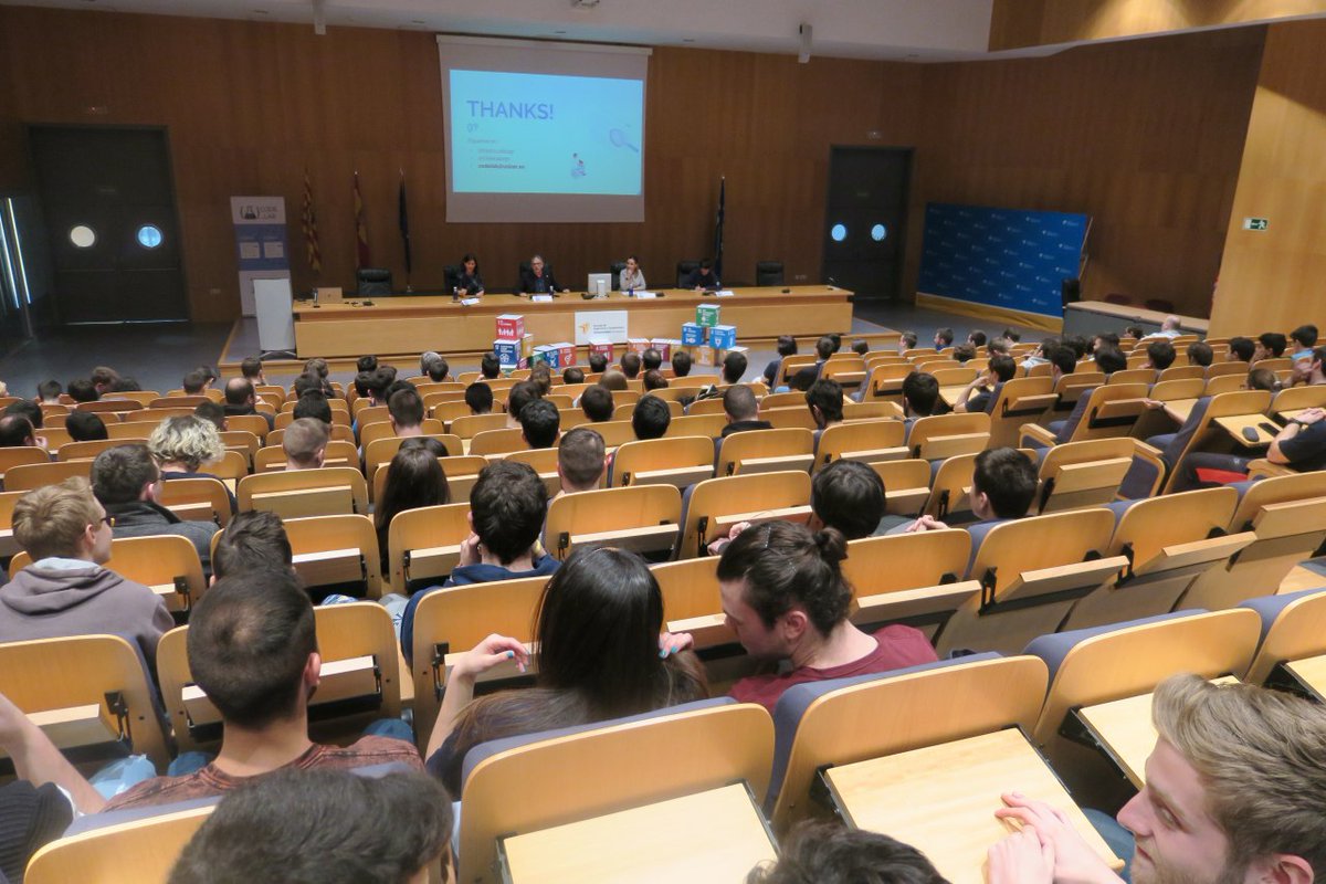 cienciapodemos's tweet image. 👉Participamos en la competición de programación que organiza @GoogleES. 👉147 participantes organizados por equipos deben ofrecer soluciones a un problema real al que la multinacional ya se ha enfrentado 
@MaruDaz asiste al acto de apertura que tiene por título @hashcodezgz