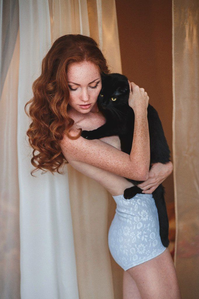 deVere18997427's tweet photo. Today is #LoveYourPetDay.
And I love her pet! 😉
And I would love to pet her! 😈
#Redhead #Ginger #Girlwithcat #Topless #Luckycat #RILF #Freckles #Sexy #Redheads #Gingers #redheadsdoitbetter #BlackCat https://t.co/n528NiwlWq