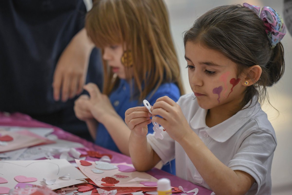 loraincsd's tweet photo. There was lots of love, and fun, during last night's Valentine's Family Day at @Garfield_LCS Elementary School. Scholars and parents were treated to a meal, games, face painting and lots of memories during the event.

See More 📸 Here: https://t.co/zzT3uHg6N0 https://t.co/3EatReWnPj