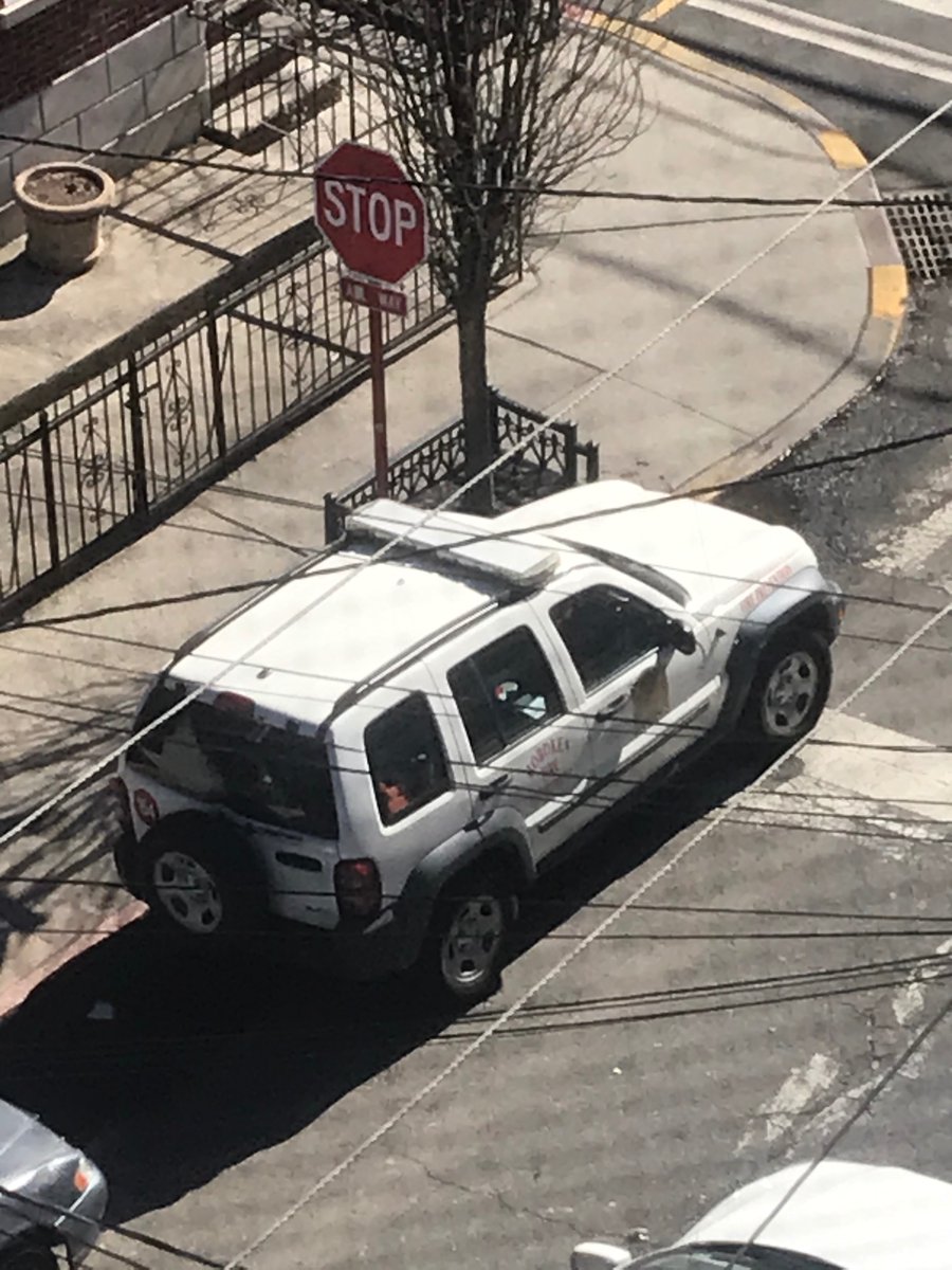 Green_AML1's tweet photo. @HobokenFire Is this an official vehicle for the person buzzing and trying to gain entry? https://t.co/lLOhvpKU9X