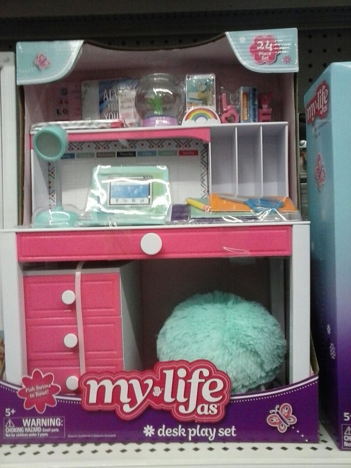 Saw this at the store the other day. It's a doll's playset, which I couldn't help dubbing 'My First Cubicle Nightmare'.

#CubeJockeysUnite #CubeFarm #TheOffice