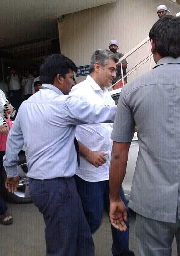 RollCameraActi1's tweet photo. Thala ajithkumar recent pic..💓 💐
Looks super stylish..  Can't wait to see his mass avatar in valimai..
Going to rule social media🔥

     💓#தன்னம்பிக்கைதல 💓 
#அஜீத் #தல #Thala #ThalaAjith
         #Ajithkumar #Valimai https://t.co/lpq9Q107bT