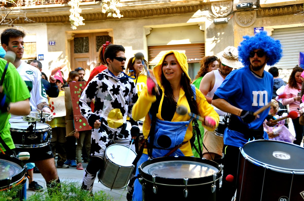 Tornen les rialles, la gresca, les disfresses, el rei Carnestoltes...torna el carnaval!!!
Com en altres edicions, omplirem de ritme aquest dia participant a la rua infantil del barri. Ens veiem aquest dissabte, 22 de febrer, al Parc de l'Espanya Industrial a partir de les 12h!!