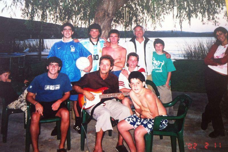 FlacoStereo's tweet photo. Gustavo Cerati veraneando con su familia en Vichuquén, Chile en 2002 

Conocé la historia de esta hermosa foto tocando con chicos vecinos del lugar: 
https://t.co/9JlB0dq2W6 https://t.co/cNfyLAnnC4