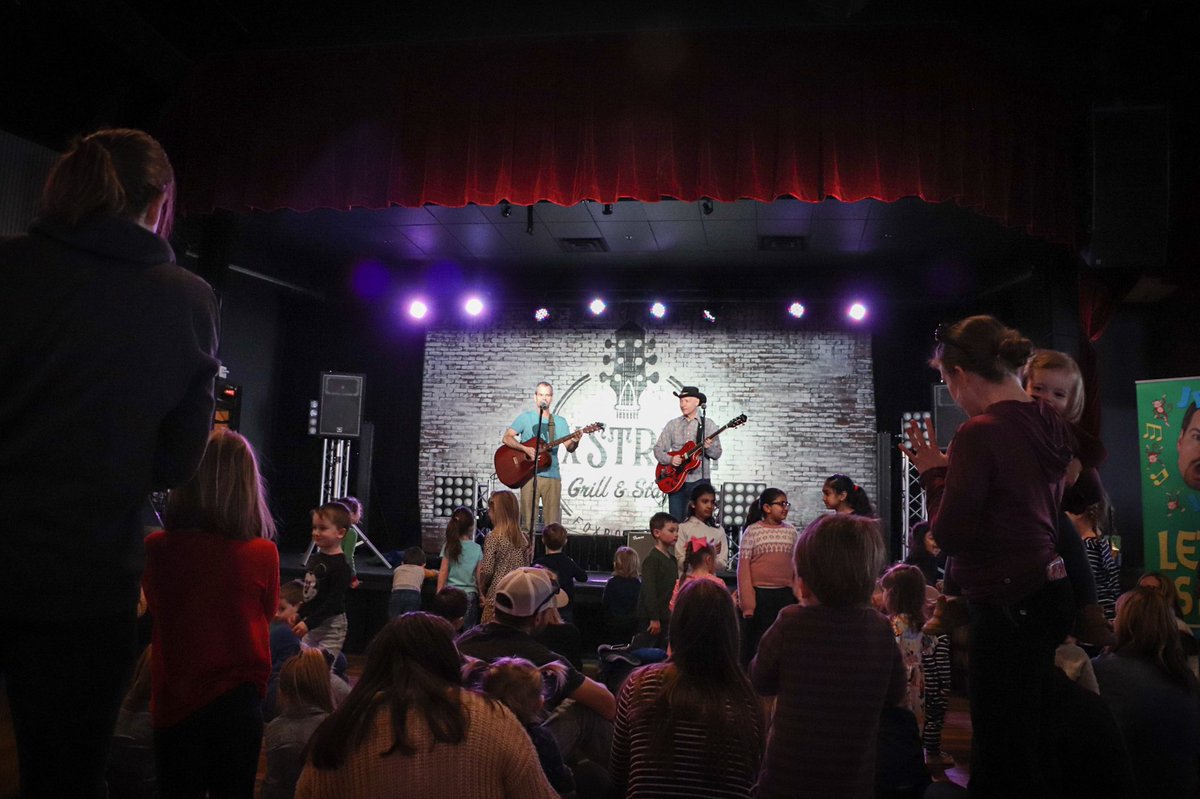 Jammin’ w/ <a href="/JeffJamSing/">Jeff Jam</a> at <a href="/sixstringfox/">Six String Grill & Stage</a> this afternoon 🎤🎵🎶