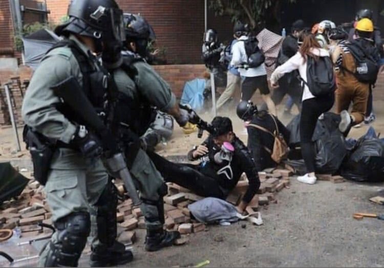 gfhkstkm_721831's tweet photo. This is what the HKpolice did for the people who want to fight for the freedom.
#StandwithHK #SOSHK #FreeHK #HongKongProtest #5demands #not1less #科勞手足 #手足互科 #互科手足 #光復香港 #時代革命 #五大訴求 #缺一不可 https://t.co/Bj43Q46DPL