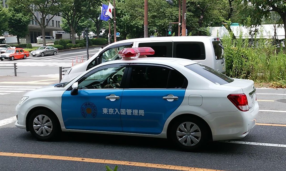 ぐすたふ 一方 入管の車には回転灯が着いている こんな警察のパトカーに擬装している クソの役にも立たんもどき に青ランプを着けさせて 警察obや警察気取りを遊ばせる為に法規を作って金を使わせるなら 税関の権限 身分を上げろやと思った ぐすたふ 一方 入管の車には回転灯が着いている こんな警察のパトカーに擬装している クソの役にも立たんもどき に青ランプを着けさせて 警察obや警察気取りを遊ばせる為に法規を作って金を使わせるなら 税関の権限 身分を上げろやと思った