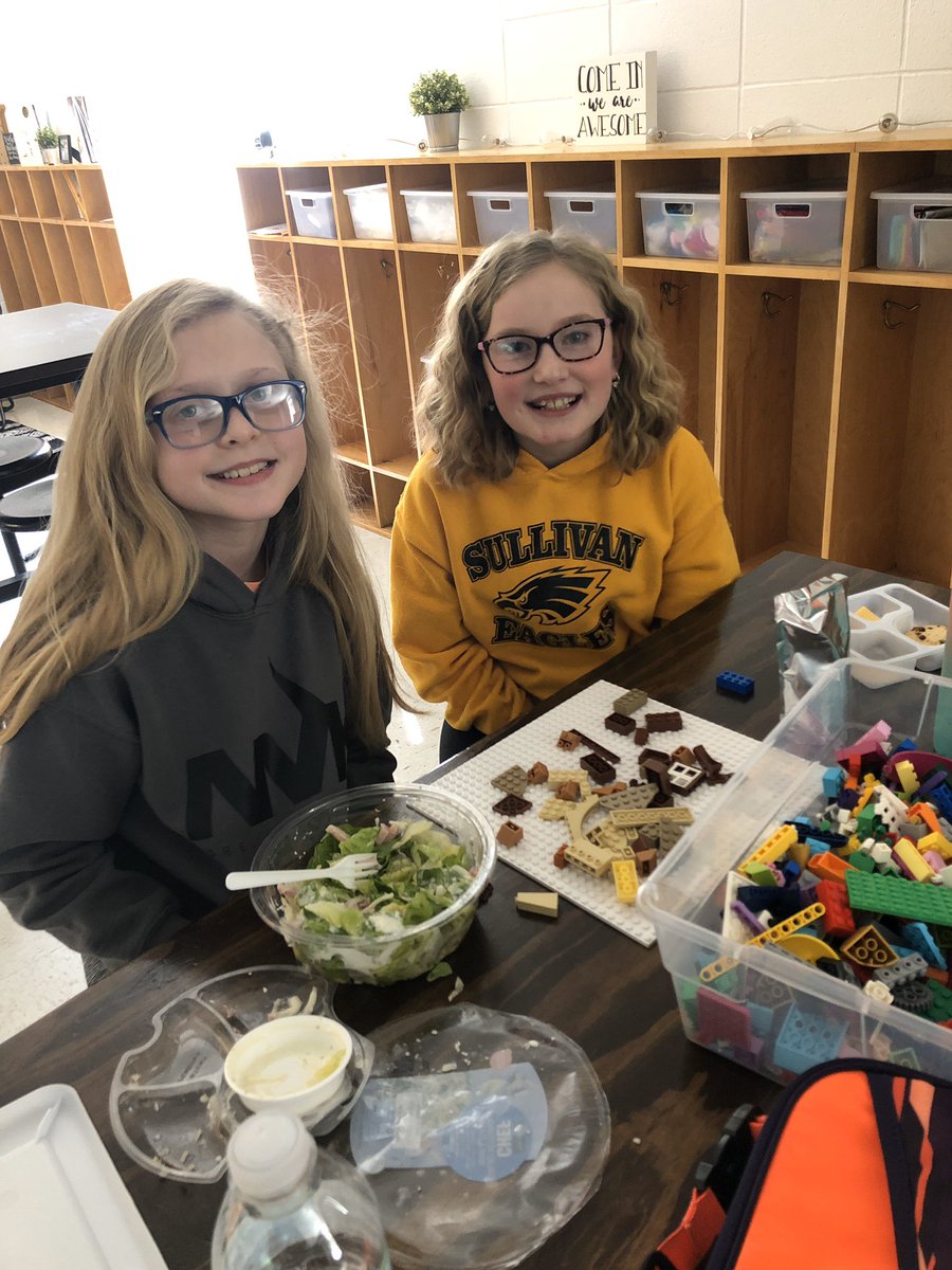 jenniferkayette's tweet photo. LEGO lunch with some great students today! They showed great character @SULLELEM and received LEGO Lunch after spinning the character wheel! #seseaglepride #character #LEGO @CrystalDugger5 https://t.co/kJabymfn2j