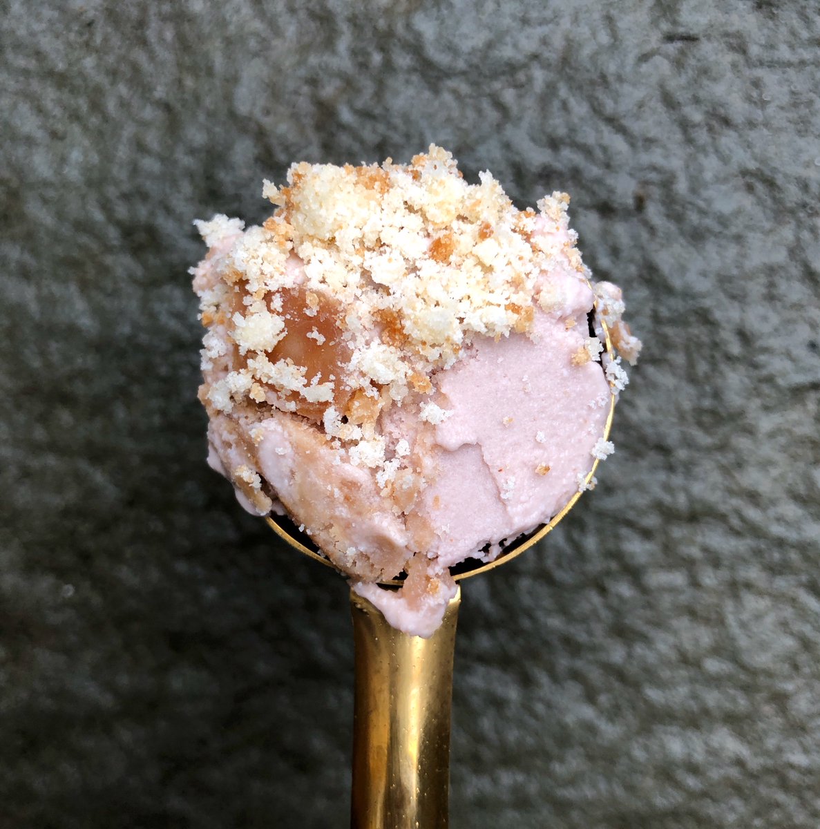 🍓 Our Mixed Berry ricotta cheesecake + buttery shortbread cookie crust = the sweet treat that dreams are made of.✨