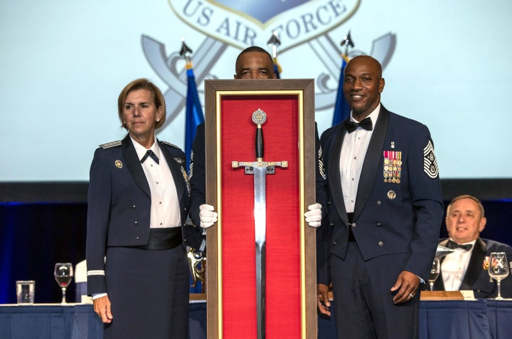 Order of the Sword Ceremony. Retired Gen. Lori Robinson. She received the Order of the Sword. She was the first female officer in the history of the United States Armed Forces to command a major Unified Combatant Command. Comdr of both USNORTHCOM and NORAD. ➡️2019 📷J. Saldivar.