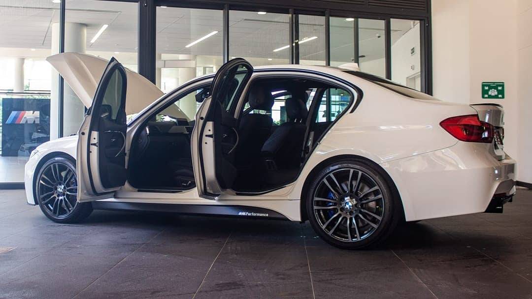 SBrothersZA's tweet photo. 340 wearing our Signature Package 🎉🎊🎉🎊 #luxurylifestyle #cleaning #vehiclecleaning #detailing #detailingservices #enginecleaning #detailersofinstagram #durban #umhlanga #southafrica #carsofinstagram #carswithoutlimits #carsovereverything #bmw #bmwf30 #bmw340i #usedcars https://t.co/uF04BaJKJN