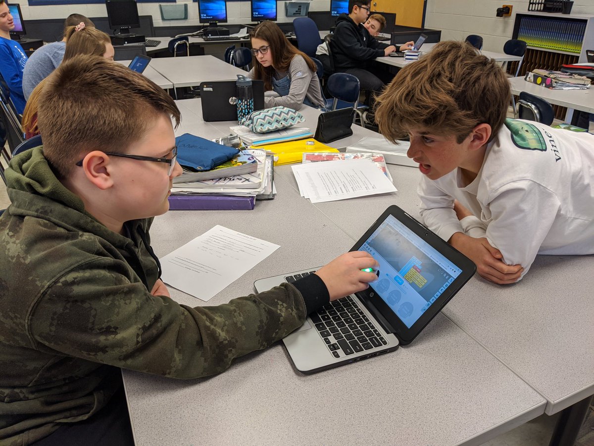 FranseeTech's tweet photo. Coding Ozobots from @OaklandSchools using OzoBlockly! #CMSCode #cmakers https://t.co/dKNe5qsKUi