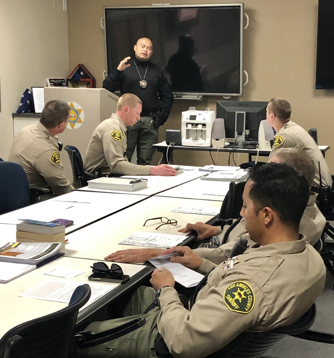 LASDMET's tweet photo. Education is a key component for us to be a leader in #mentalhealthpolicing  #LASDMET Deputy working @LHSLASD area gives patrol briefing on our services and dealing with MH crisis calls. Train today for events of tomorrow! #lasdcares #MentalHealthAwareness https://t.co/Fqb373ORiu