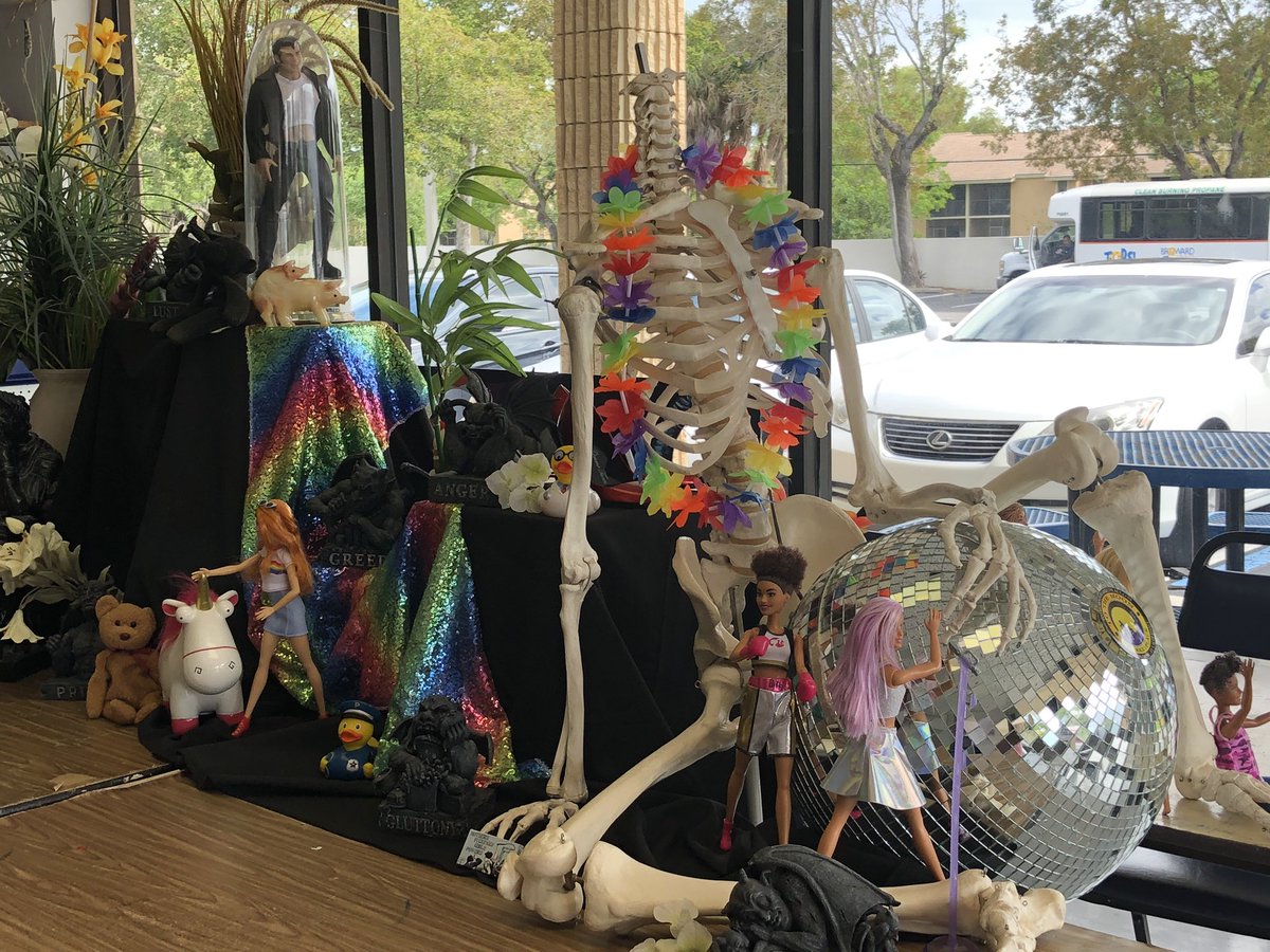 dessertnsnacks's tweet image. We’re getting ready for Glitter Night and what a wild ride it will be 👋😜 🏳️‍🌈 #LGBT #gaypride #RAINBOW #health #wellness