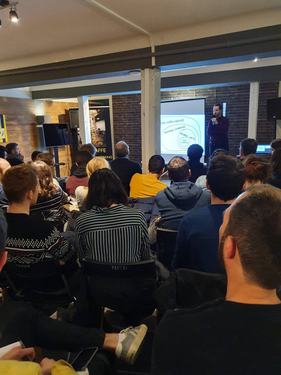 MarieDoneda's tweet photo. Beaucoup de monde pour ce 2ème afterwork Curieux! sur la Cyber securite! 
@curieuxlive @aliptic @recreasciences @LimMetropole #lagiraffe https://t.co/OxCkYTyXQB