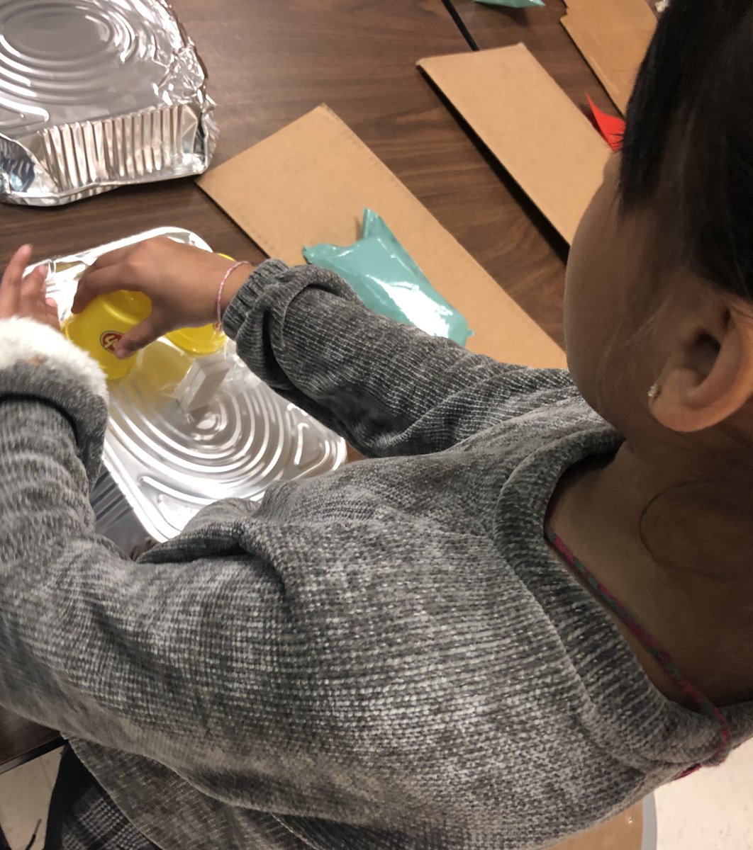 creativity_hive's tweet photo. 1st day of our #swesARTconnection to 2nd grade #HowTheWorldWorks masks! Students are innovating with repurposed materials to create the features of thier mask before we plaster mache @rrisdart @TexasIB @ibpyp @PYPOates #proudtobeIB https://t.co/up3isajBww
