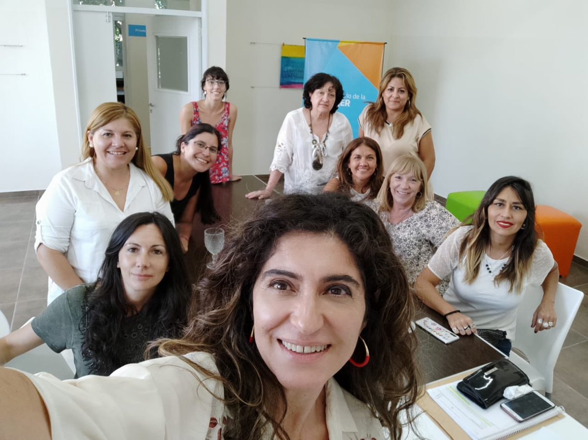claumartinezar's tweet photo. Nos reunimos con concejalas del bloque de @HacemosCba para seguir pensando y diseñando políticas de género para todas las cordobesas 💜⁣
⁣
#MinisterioDeLaMujer⁣
#CórdobaEntreTodos⁣
⁣ https://t.co/BhlRa6RpgV