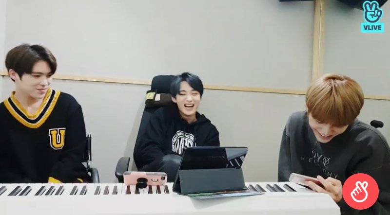 veriveryperu's tweet photo. @the_verivery [VLIVE/20.02.20] Transmisión en vivo de VERIVERY.

[📺] [#VLIVE]
Nota alta de la Line00🎵 #4

👉 https://t.co/1111ZYQoFI 

#베리베리 #VERIVERY #VRVR
#계현 #GYEHYEON
#연호 #YEONHO
#용승 #YONGSEUNG
#Line00 #NotaAlta
#Vapp #PreviaVista🌟 https://t.co/TjYx61gWmP