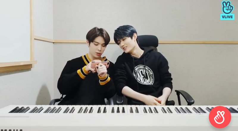 veriveryperu's tweet photo. @the_verivery [VLIVE/20.02.20] Transmisión en vivo de VERIVERY.

[📺] [#VLIVE]
Nota alta de la Line00🎵 #4

👉 https://t.co/1111ZYQoFI 

#베리베리 #VERIVERY #VRVR
#계현 #GYEHYEON
#연호 #YEONHO
#용승 #YONGSEUNG
#Line00 #NotaAlta
#Vapp #PreviaVista🌟 https://t.co/TjYx61gWmP