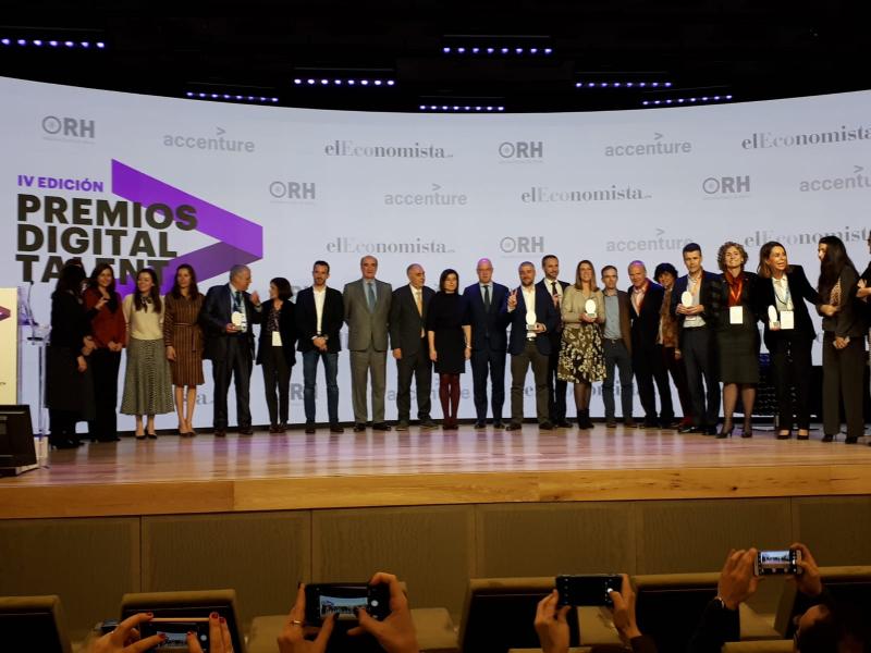 luzrello's tweet image. Honoured to be part of the jury of @AccentureSpain Digital Talent Awards and happy to had the opportunity to hand the Digital Lead Award to @AranchaMtnez_ for  itwillbe.org,  that track children who live in the street using biometric data #mlforgood