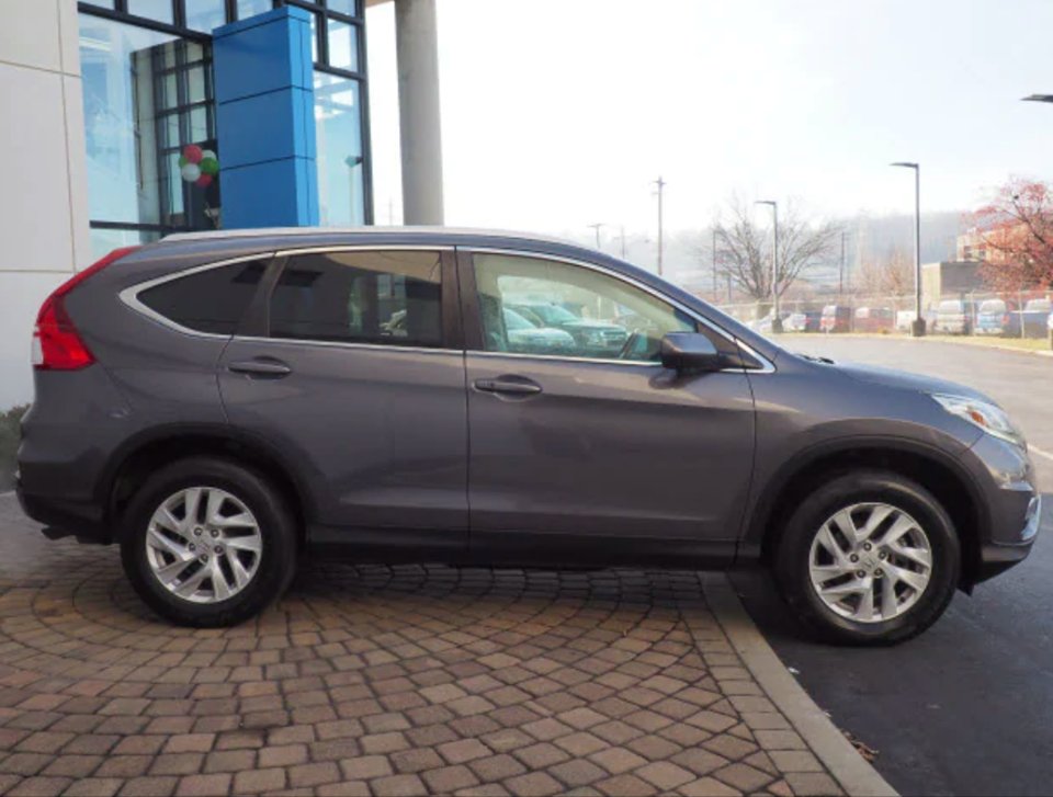 Check out this recent arrival, the 2016 Honda CR-V EX-L in Modern Steel Metallic!🤩 For more information on our HondaTrue Certified Vehicles visit our website!