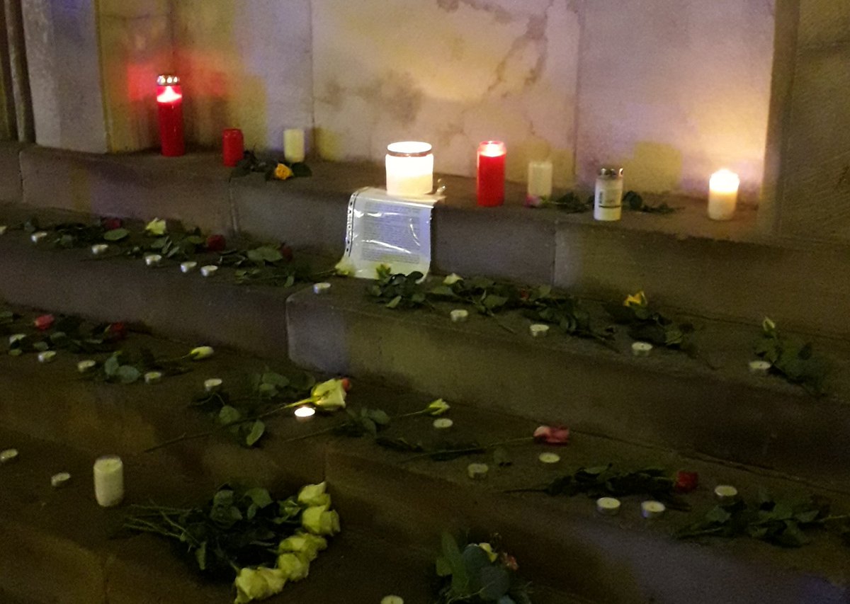 Bleiberecht4all's tweet photo. Alle zusammen gegen den #Faschismus! 📣

...rufen viele auf dem #Prinzipalmarkt in #Muenster. #ms2002 

#FightRacism #Hanau #Rechtsterror #UnitedWeStand #antifa https://t.co/p1QwOHbUtd