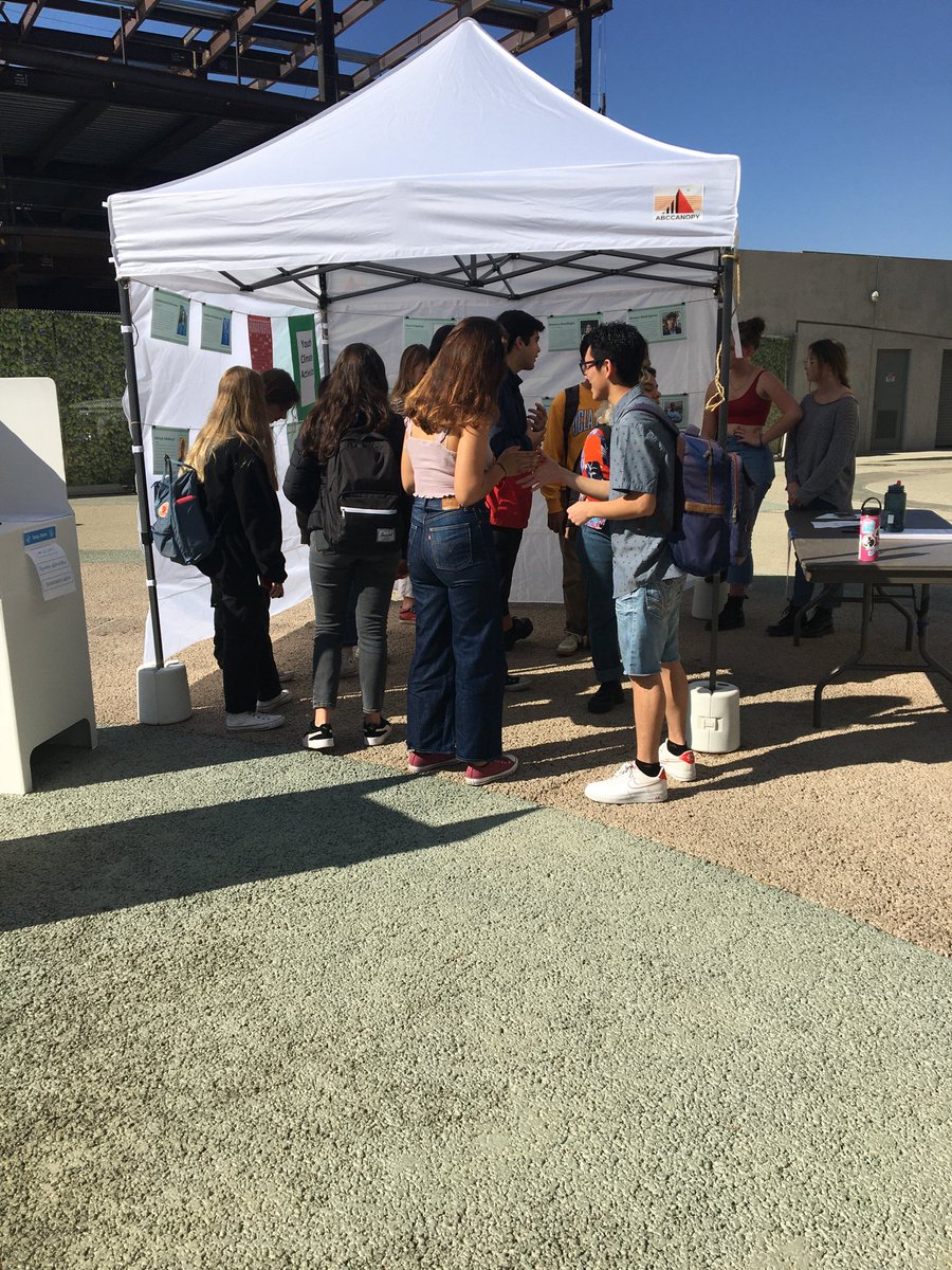 claudiabautista's tweet photo. @HRWSTF @SamohiPrincipal @FacingHistoryLA students learning about migrants fleeing climate change and what we all can do about it! https://t.co/fJc6ybLvrK