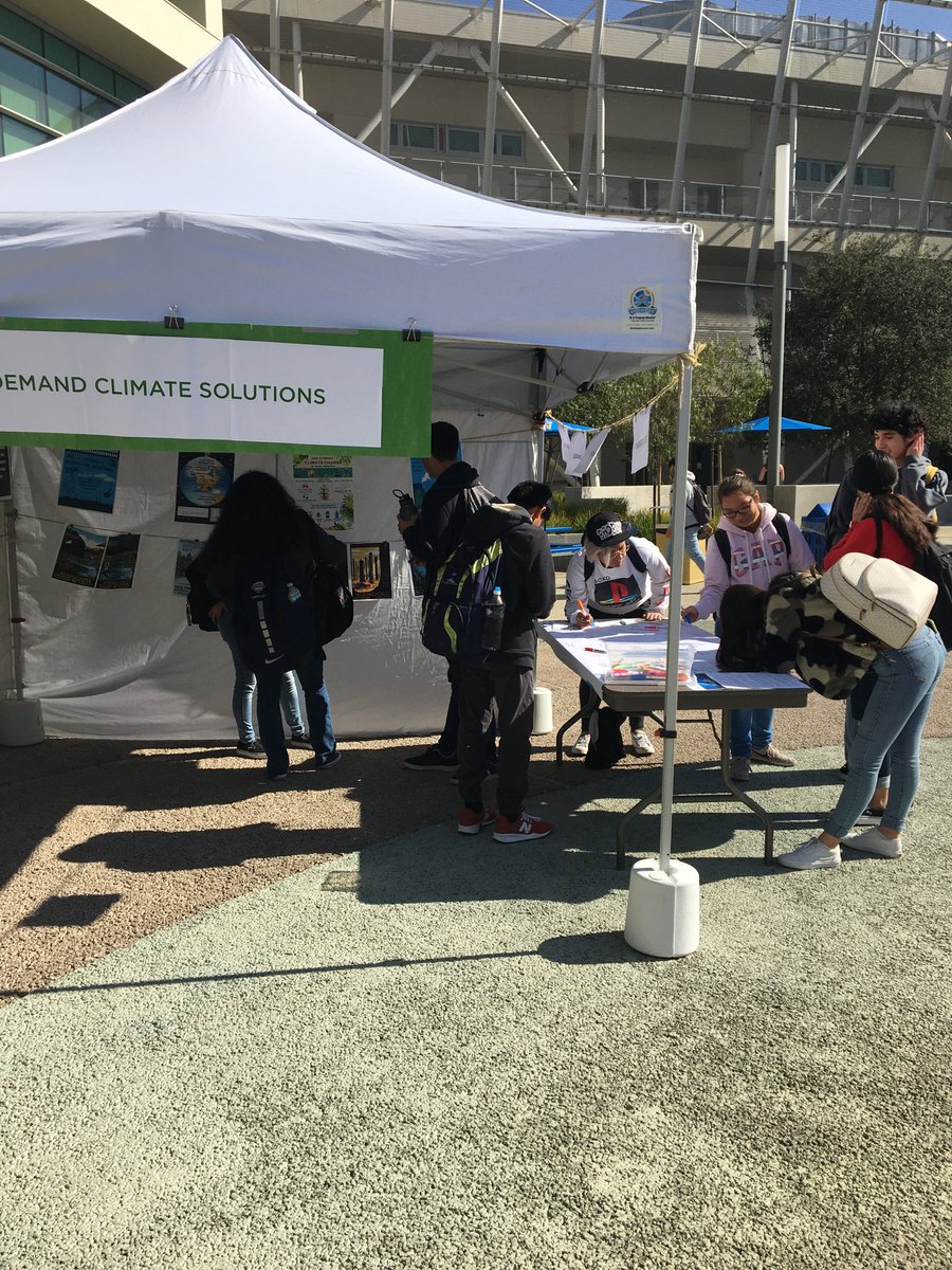 claudiabautista's tweet photo. @HRWSTF @SamohiPrincipal @FacingHistoryLA students learning about migrants fleeing climate change and what we all can do about it! https://t.co/fJc6ybLvrK