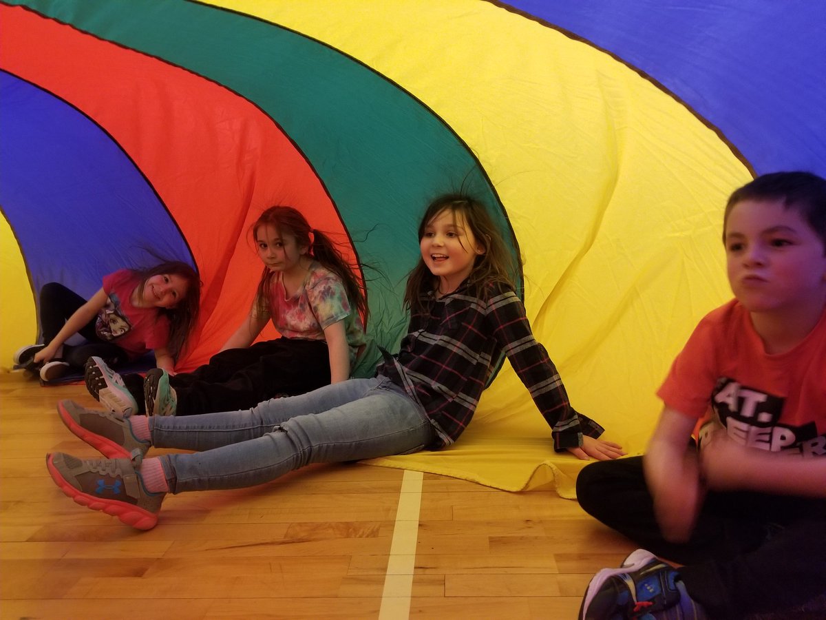 Grade 1/2s working on Cooperation and Teamwork with the parachute!!!! #kickinitoldschool #physedfun #cooperation @SchoolCarleton #sillystatic