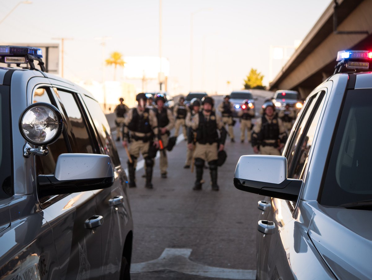 jess_ismore's tweet image. THREAD. Yesterday's #TrumpRallyPhoenix recapped.  

My motivation for going was to see what it was really like, find some community among protestors and have some conversations. Was warned last time things got out of hand and needed to prepare accordingly.

#TrumpinAZ #maga #kag