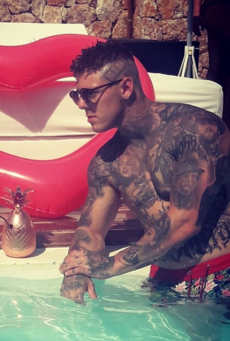 vin_gianpier's tweet photo. Casi llega verano 

#fitness #FitnessModel 
#fitness #FitnessMotiva #fitnessmotivation #fitnessmodel #fitnessaddict #fitnessMen #tatuado #ink #tattoo #tatuajes  #tatuados #amor #hombres #Barcelona  @musclemenonly @Notisex1 @GymShortsStuds @HotMaleStuds @MATHEW_SUMER https://t.co/9aojvOJqf5